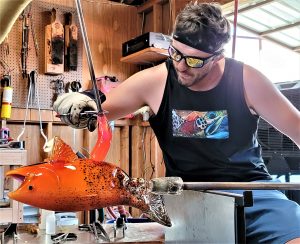 Martin Gerdin creating a glass fish